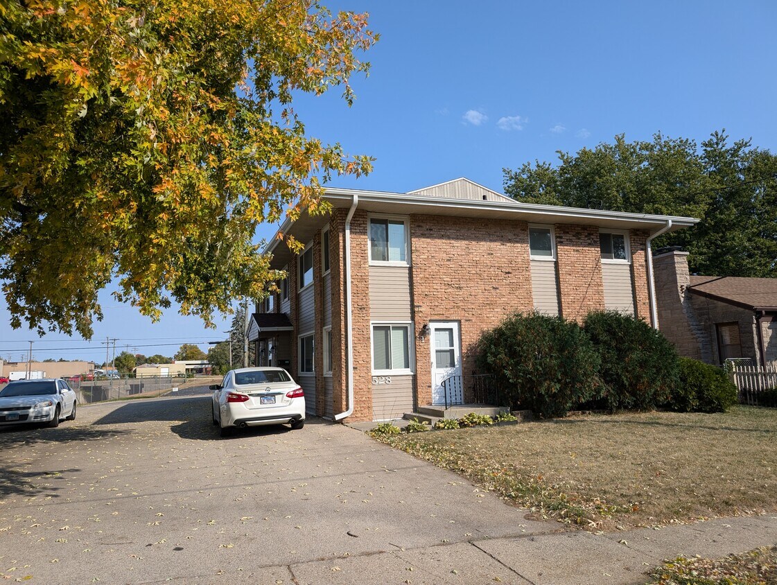 Primary Photo - 528 Grand Ave