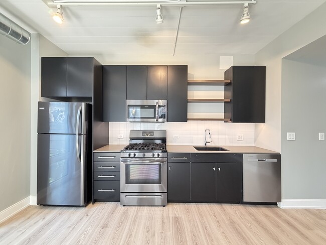Building Photo - 941 W Belmont Ave