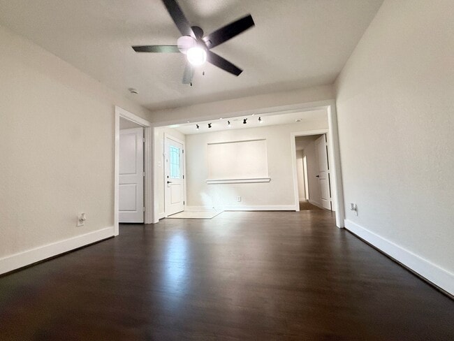 Building Photo - Incredible 5/2 Home in Lake Jackson! Lots ...