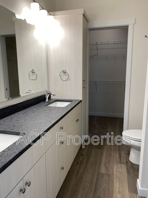 Foto del edificio - 1166 E Grover St