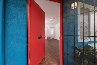 Building Photo - 818 Mayflower Ave