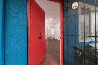 Building Photo - 818 Mayflower Ave