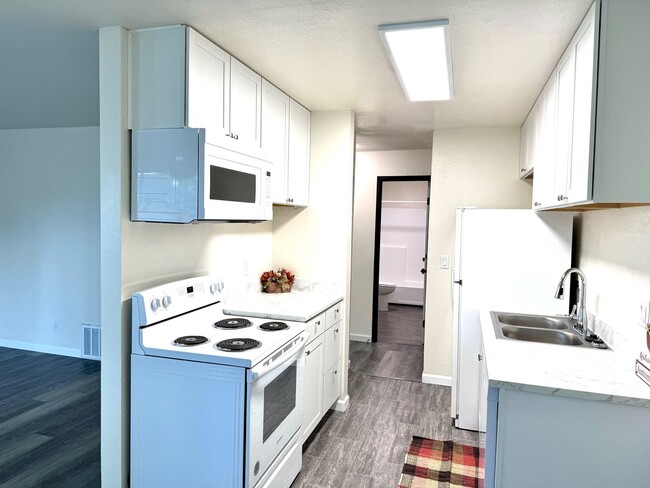 Building Photo - FULLY REMODELED * 1 BED / 1 BATH