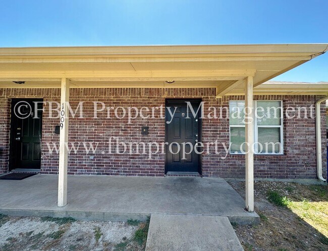 Building Photo - 1009 SW Main St
