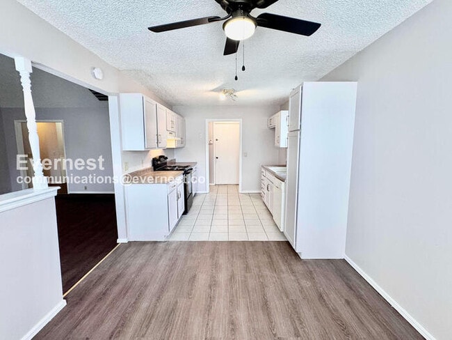 Building Photo - 3 Bed, 2 Bath Home with Garage / Pet-Friendly / Available Now!