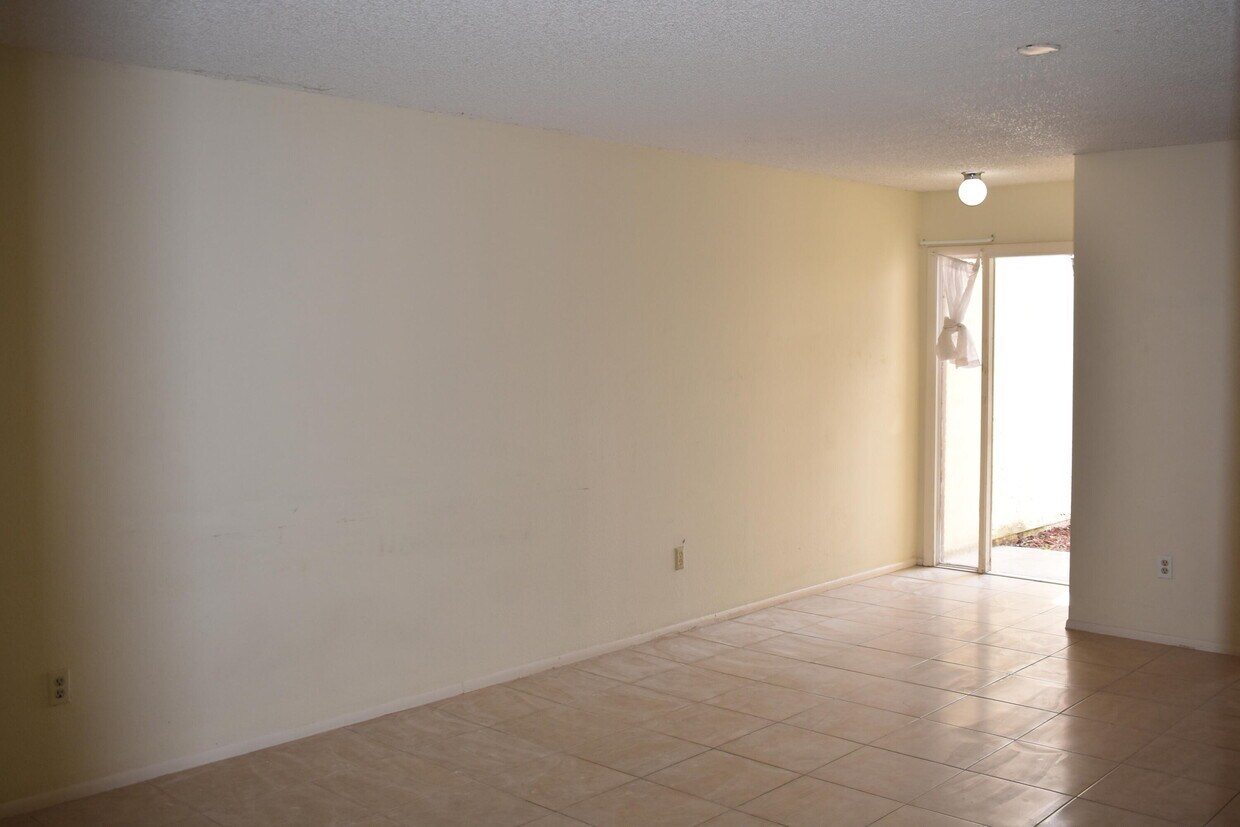 Building Photo - 562 SW Tamworth St