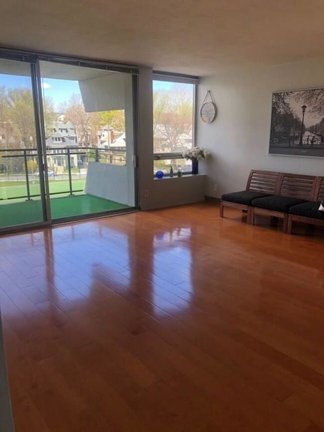 Building Photo - VERY HUGE 1 BED IN BROOKLINE!!!!