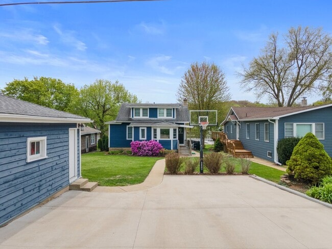 Building Photo - 2405 Grove Ln