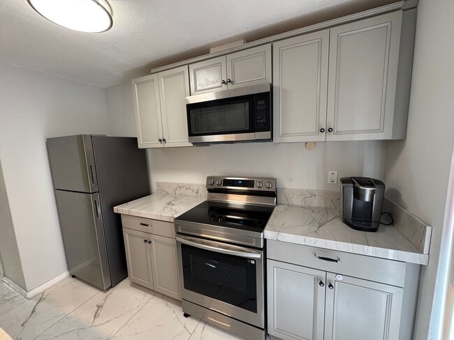 Building Photo - 2 Bedroom 1st Level Condo - SDSU AREA