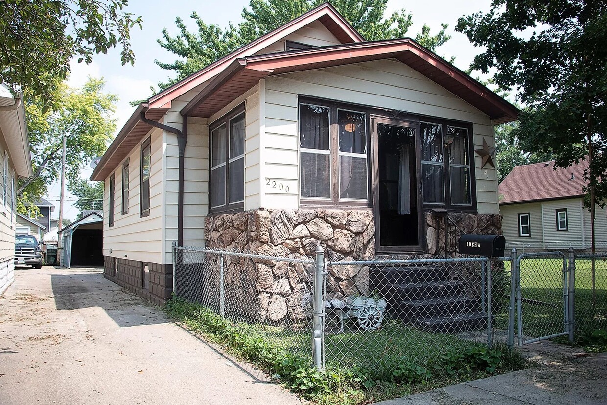 Primary Photo - 2200 7th Ave