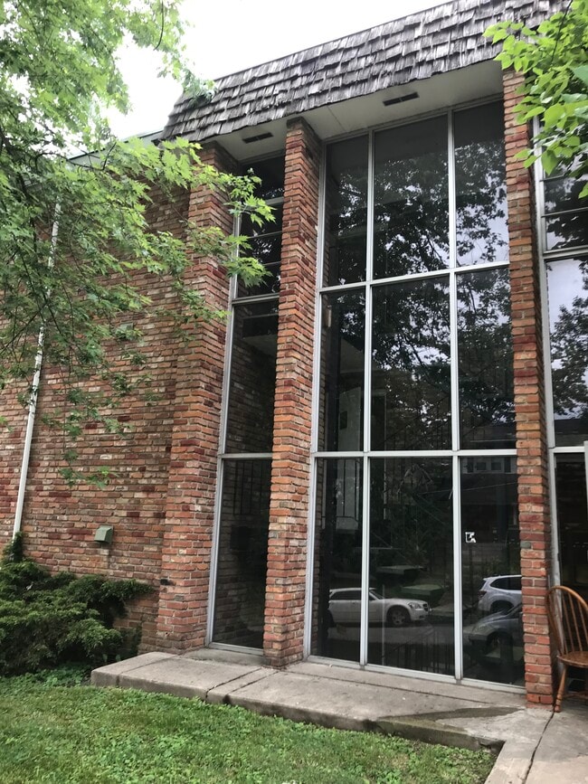 Building Photo - College Place