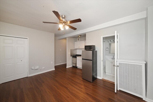 Building Photo - 1140 N La Salle Dr