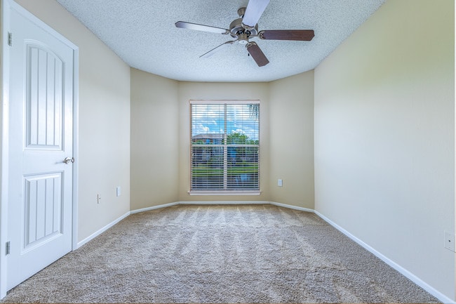 Ventanas salientes - Palm Cove Apartments