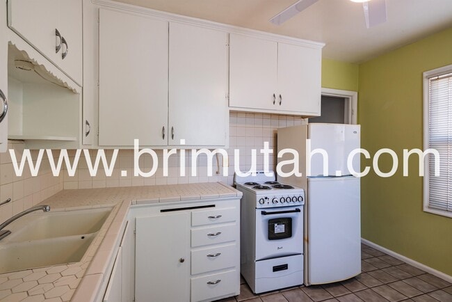 Building Photo - 2364 E Redondo Ave