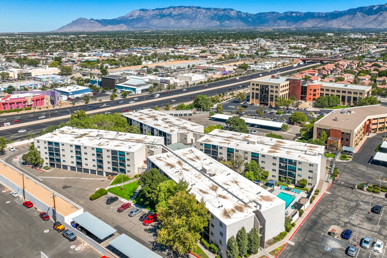 Mirando hacia el este, hacia las montañas Sandia - Glo Apartments