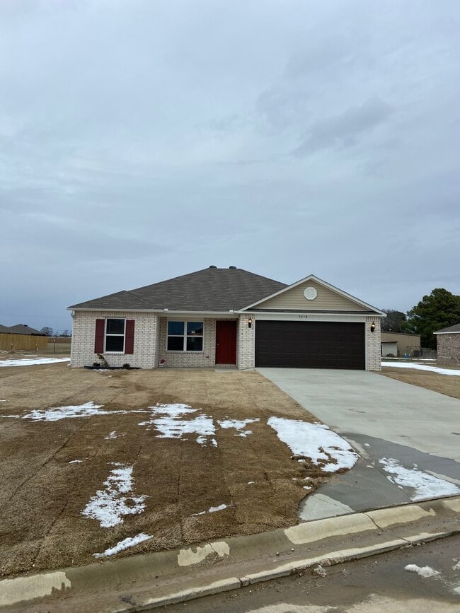 Building Photo - *Pre-leasing* Three Bedroom | Two Bathroom...