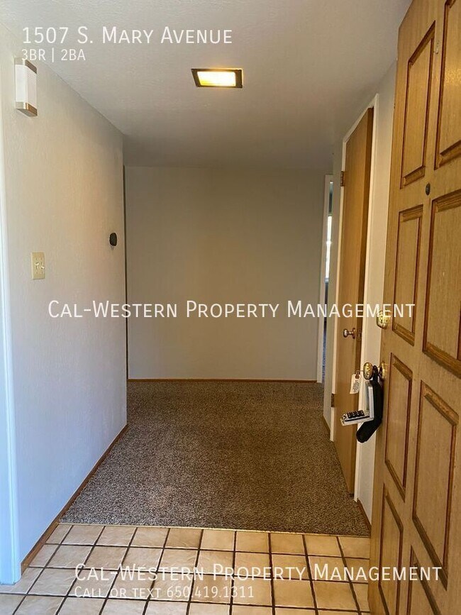 Building Photo - Nice 3 bed 2 bath House close to schools, ...