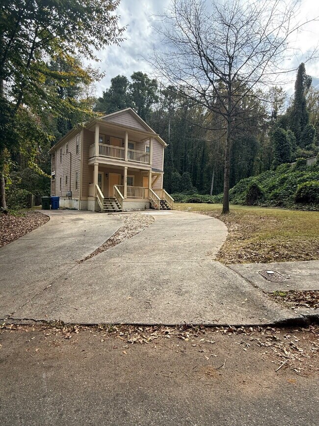 Photo - SECTION 8 WELCOME - "Charming and Spacious... Apartment