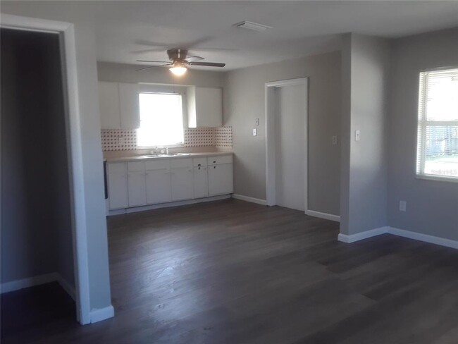 Building Photo - 1903 Park Manor Dr