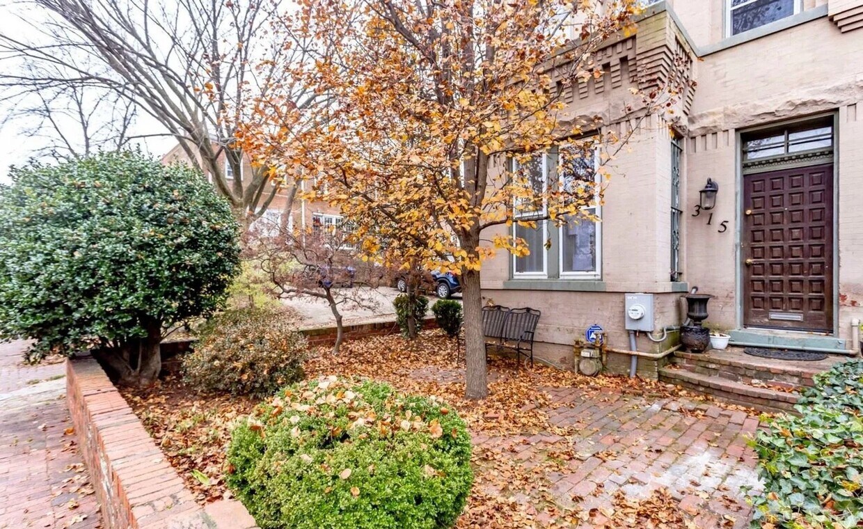 Classic Capitol End-Unit Hill Rowhome - Classic Capitol End-Unit Hill Rowhome