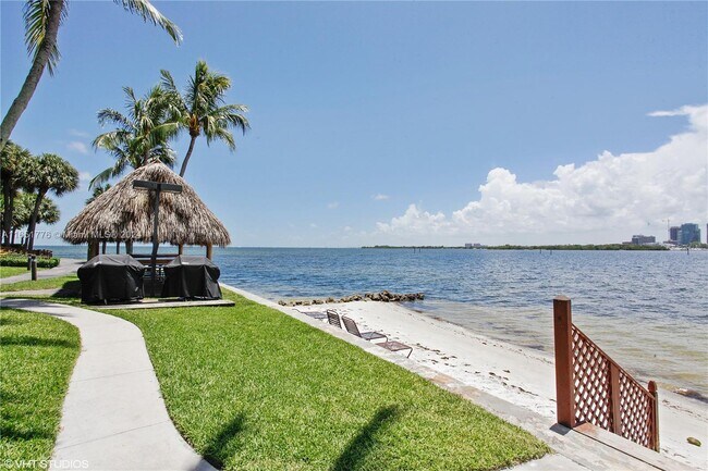 Foto del edificio - 2 Grove Isle Dr