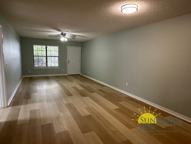 Foto del edificio - Charming 2-Bedroom End Unit Just Minutes f...