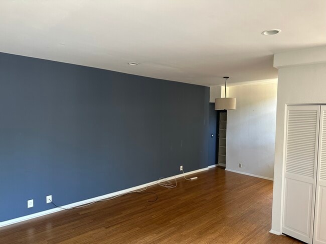 Building Photo - 609 S El Molino Ave