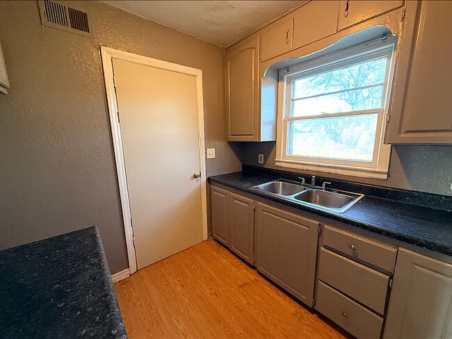 Foto del edificio - 2332 N Poplar St