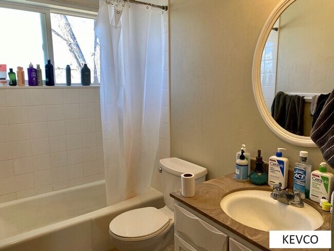 Building Photo - Spacious Home with Great Layout for Roomma...