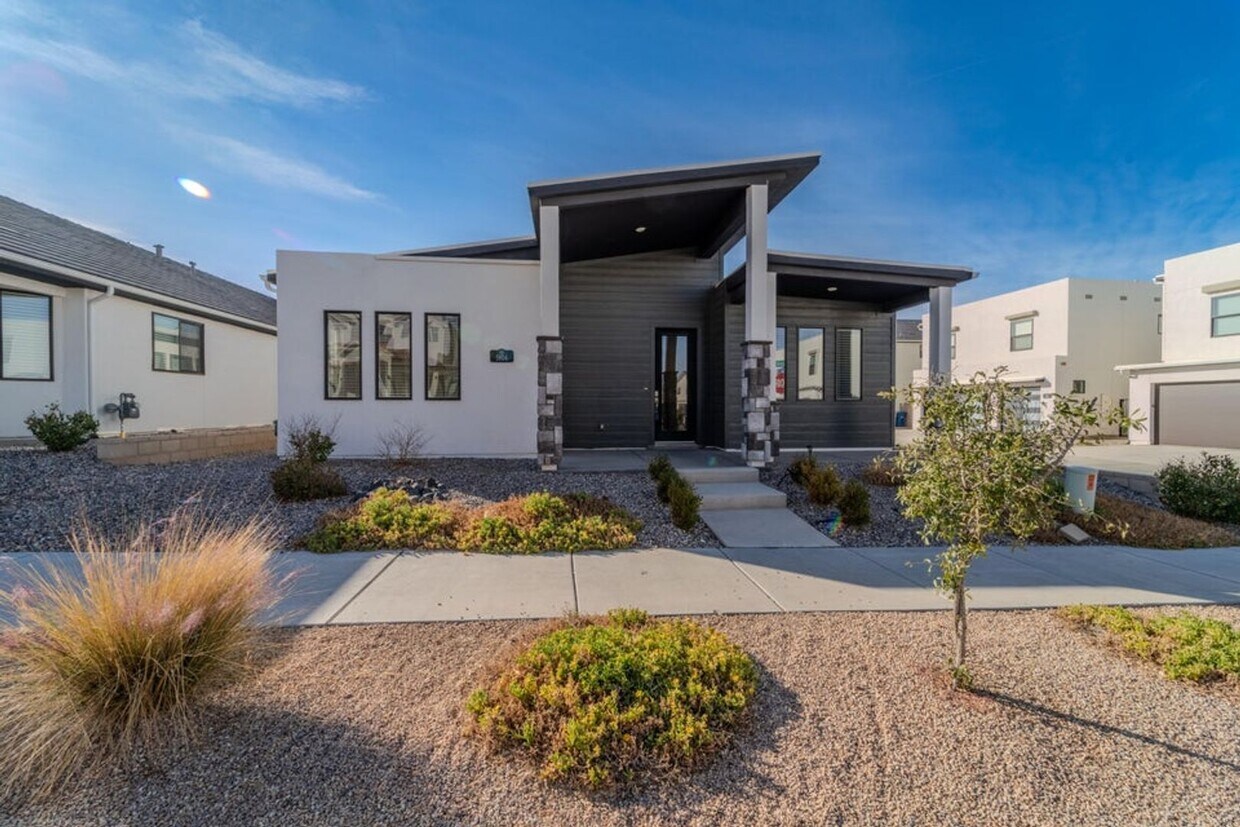 Foto principal - Beautiful 3 bed 2 bath + Den Home in Desert Color! Corner Lot!!