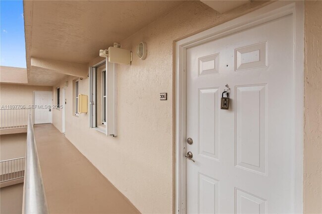 Foto del edificio - 6065 NW 186th St