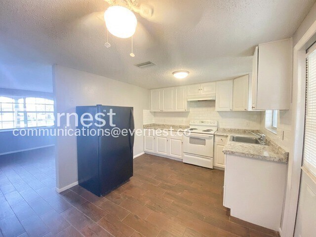 Foto del edificio - 6723 Ranchwood Loop