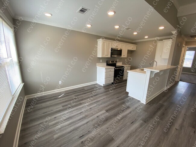Building Photo - 3 BED & 2 BATH / PET-FRIENDLY / NO S8