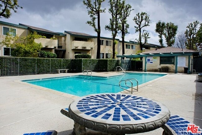 Building Photo - 10636 Woodley Ave