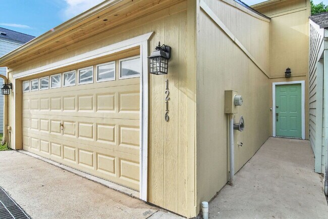 Building Photo - Experience the ultimate in lakefront lifes...