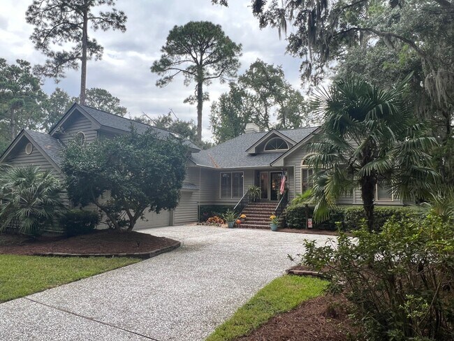 Building Photo - Stunning Furnished Home in Sea Pines! ~Ava...