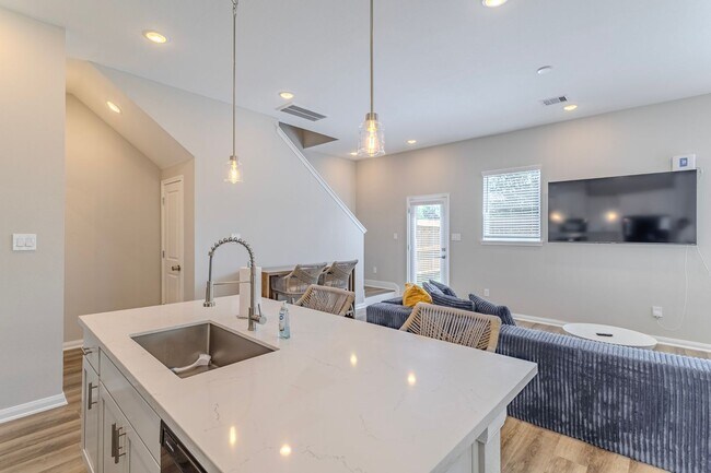 Foto del edificio - 8124 Esther Acres Ln