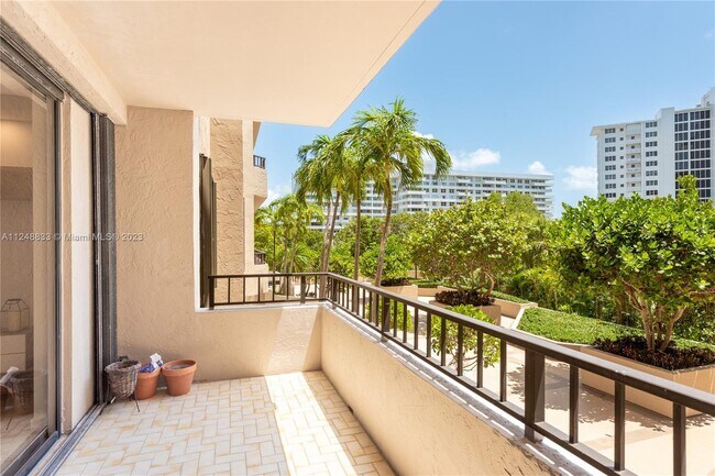 Foto del edificio - 251 Crandon Blvd