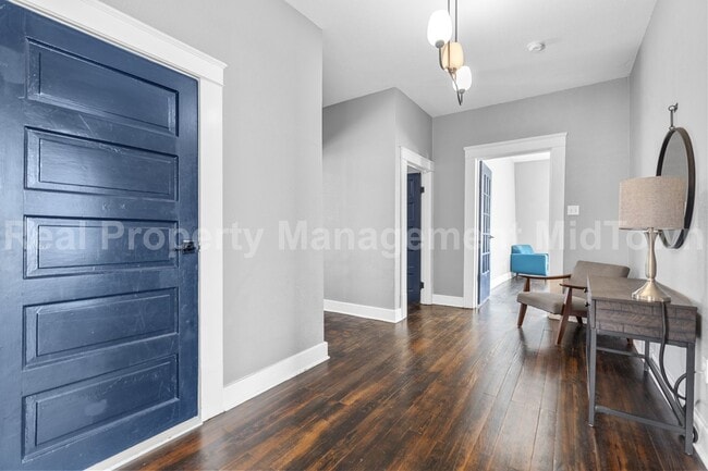 Building Photo - Charming First-Floor Home in Established W...