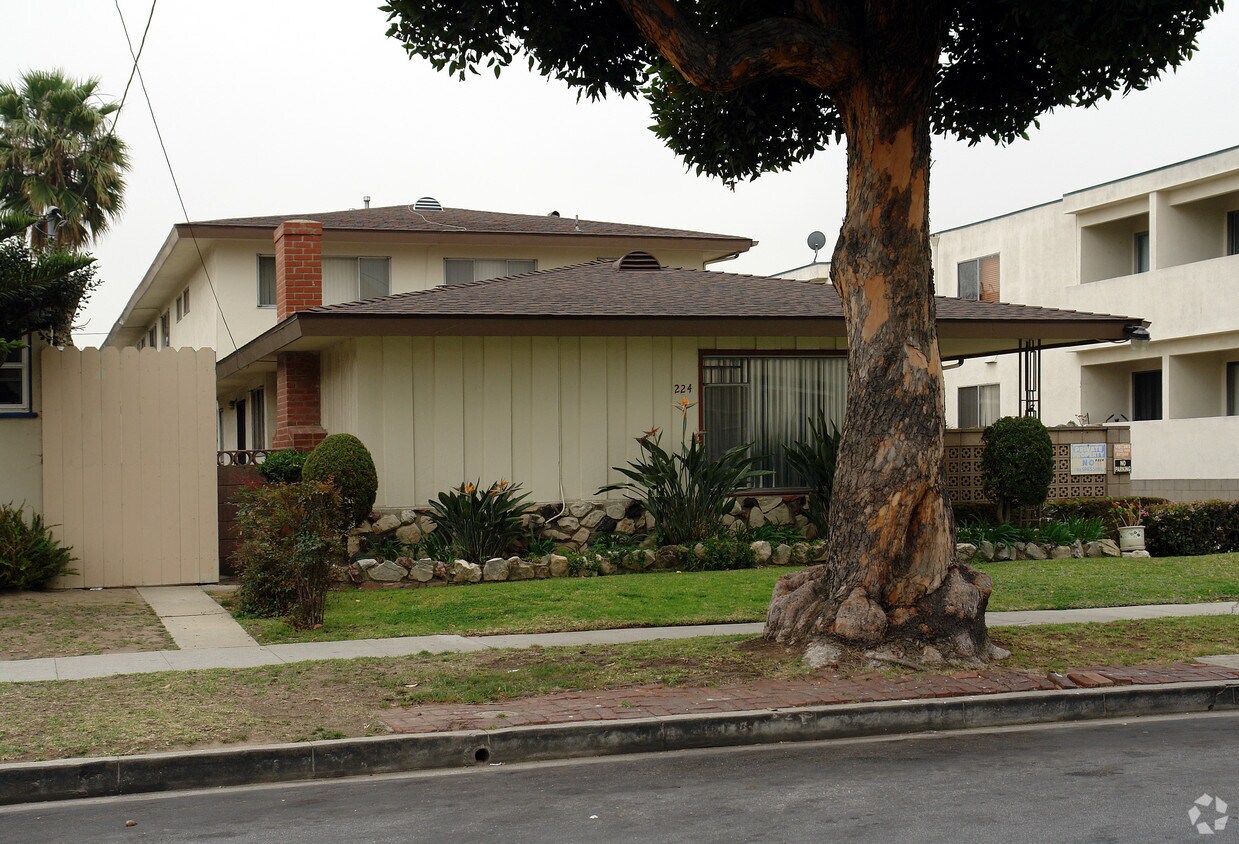 Building Photo - 224 E Tamarack Ave