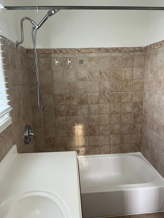 Baño - 811 E Nutwood St