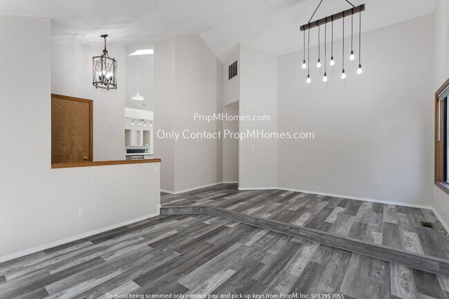 Building Photo - Updated Three Bedroom Home in SW Tigard!