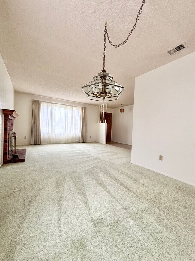 Foto del edificio - Spacious 4 Bedroom Home Available Now!