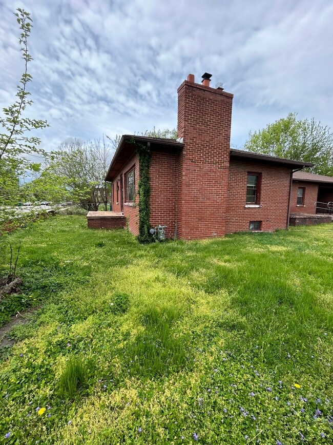 Building Photo - 1525 St Louis Ave