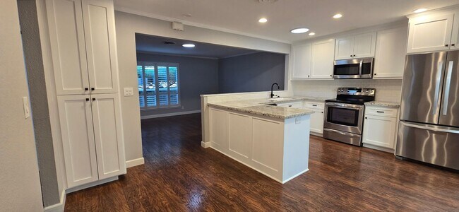 Building Photo - 415 Sutton Pl