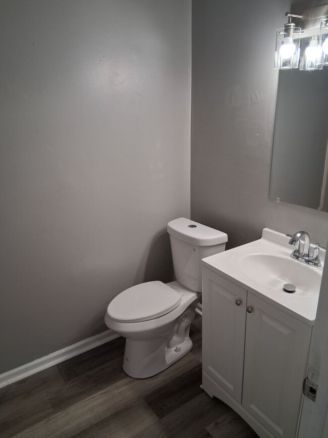 Building Photo - Just updated! 2 bedroom 1 bath house for r...