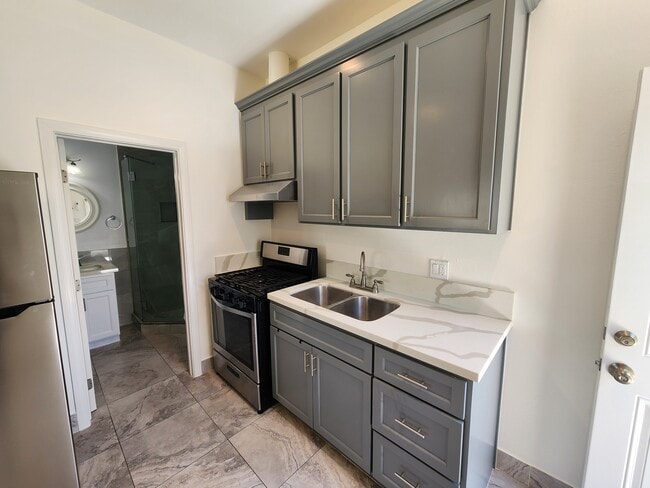 Building Photo - 9852 Cabanas Ave