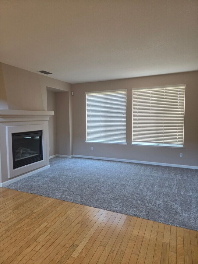 Foto del edificio - Stunning 4 Bed, 4 Bath Two-Story Home