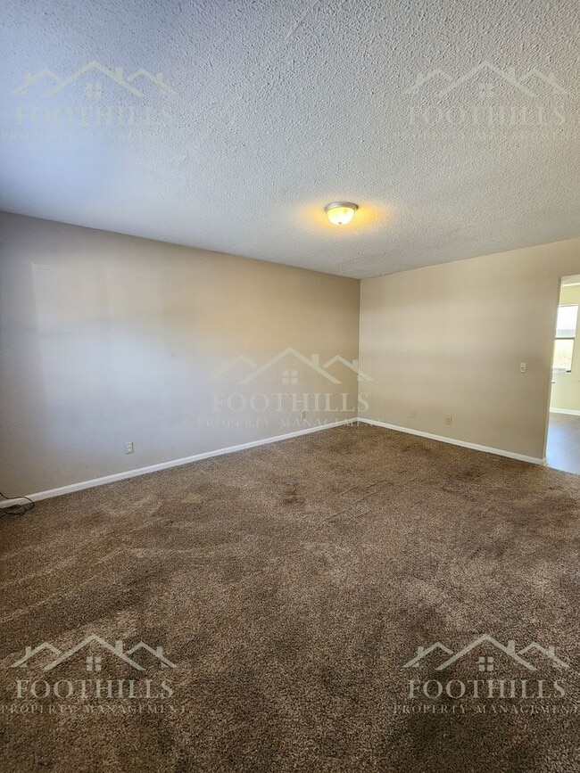 Building Photo - Beautiful 2-Bed Townhome with Storage and ...
