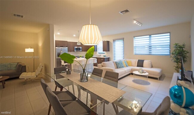 Foto del edificio - 4 br, 3.5 bath House - 7925 NW 105th Ct